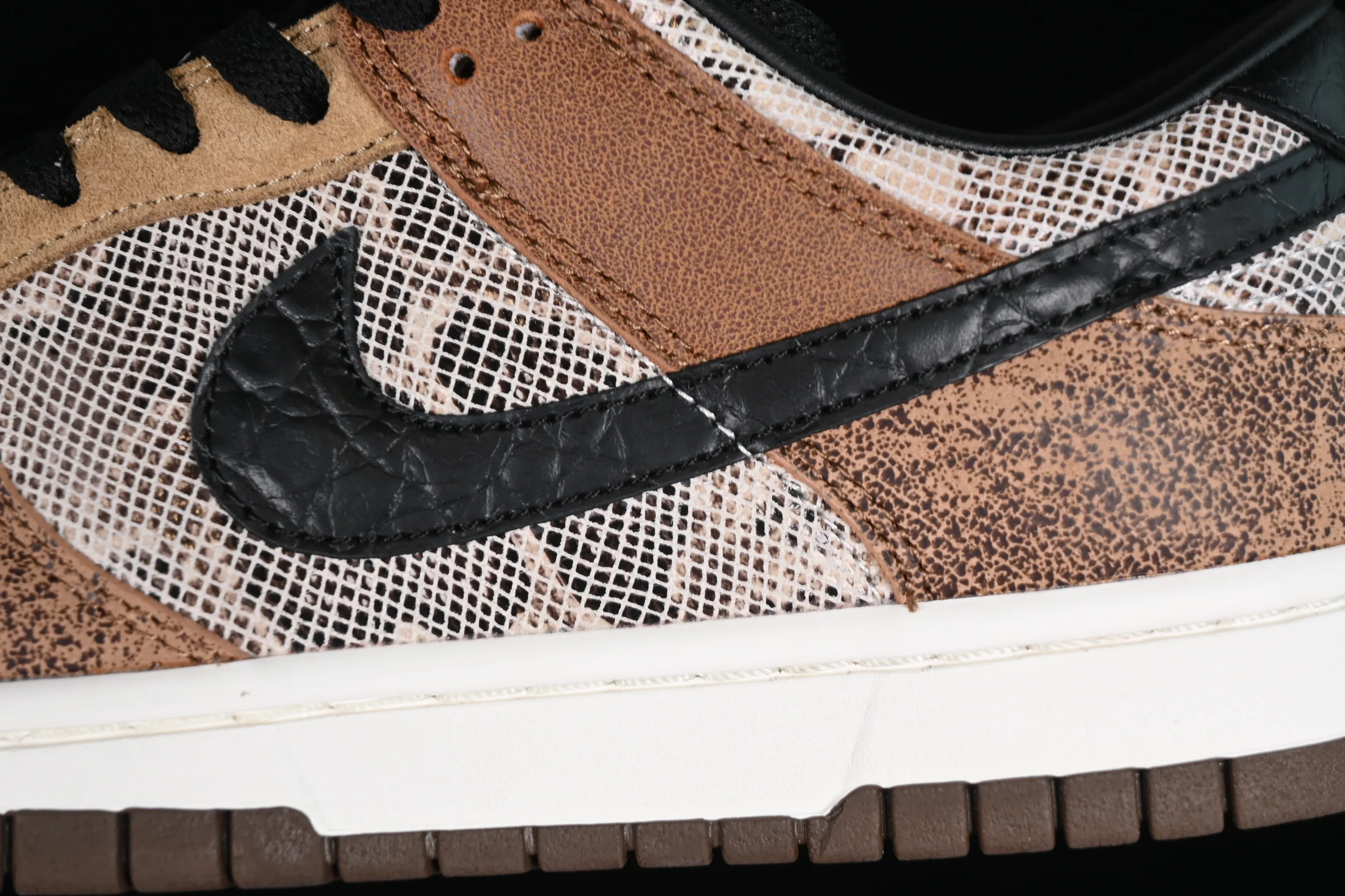 All categories Nk SB Dunk series Nk SB Dunk Low low-top sneakers Nk Dunk Low limited edition snake pattern mocha SB low-top casual skateboard shoes FJ5434-120